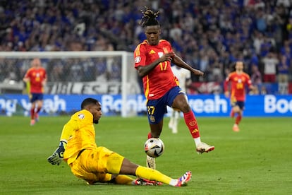 El portero francés, Mike Maignan, despeja el balón en una ocasión de Nico Williams en la segunda parte de la semifinal entre España y Francia. 