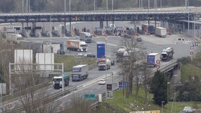 Varios camiones cruzan la frontera con Francia el pasado miércoles.
