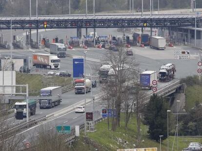 Varios camiones cruzan la frontera con Francia el pasado miércoles.