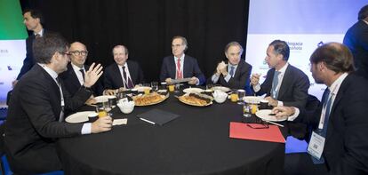 Imagen del desayuno en la primera jornada del XII Congreso del CGAE en el que José María Alonso y los socios directores de seis firmas nacionales (Joan Roca, Rafael Fontana, Fernando Vives, Luis de Carlos, Íñigo Sagardoy y Carlos Rueda) mostraron su posición contraria a aplicar el registro horario en los despachos. 