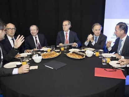 Imagen del desayuno en la primera jornada del XII Congreso del CGAE en el que José María Alonso y los socios directores de seis firmas nacionales (Joan Roca, Rafael Fontana, Fernando Vives, Luis de Carlos, Íñigo Sagardoy y Carlos Rueda) mostraron su posición contraria a aplicar el registro horario en los despachos. 