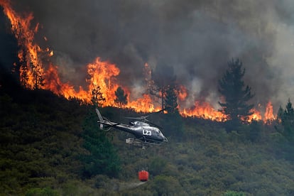 Un helicóptero en labores de extinción del incendio que afecta a los alrededores de San Antolín de Ibias este miércoles.