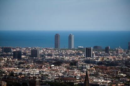 Vista de Barcelona desde el mirador de Vallvidrera el pasado mes de marzo, durante el confinamiento.