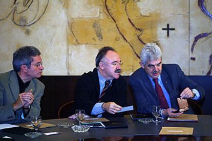 Joan Saura, Josep Lluís Carod y Pasqual Maragall, el miércoles, durante la reunión del Consell Executiu.