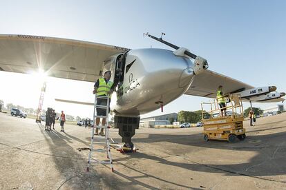 El avión solar es revisado tras aterrizar en el aeropuerto de San Pablo de Sevilla.