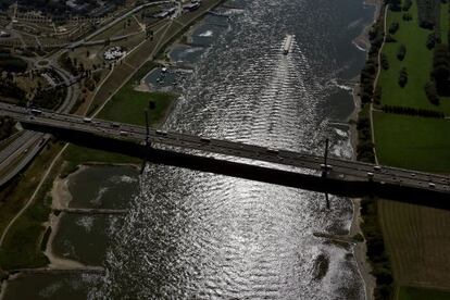 Un barco navega bajo un puente sobre el Rin en Leverkusen (Alemania)