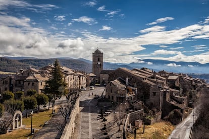 Capital del municipio Aínsa-Sobrarbe, en el alto Pirineo de Huesca y a 170 kilómetros de Zaragoza, este pueblo merece una visita por su casco histórico de distribución medieval, declarado conjunto histórico artístico desde 1965. Más información: <a href="https://villadeainsa.com/" target="_blank">villadeainsa.com</a>