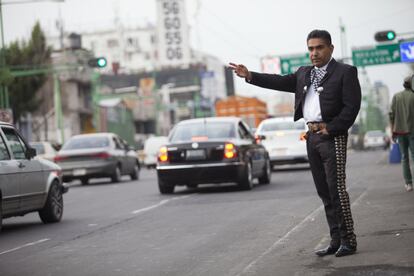Un mariachi ofrece sus servicios a los conductores sobre la avenida Lázaro Cárdenas en el centro de la ciudad de México