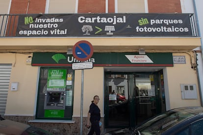 Cartel en Cartaojal (Antequera, Málaga) contra las plantas de renovables junto al pueblo. 