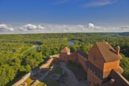 Vistas desde el castillo de Turaida, en el parque nacional de Gauja (Letonia).