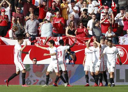 Los jugadores del Sevilla celebran el segundo gol.