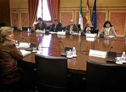 Reunión del Gobierno y los grupos parlamentarios ayer en el Parlamento.