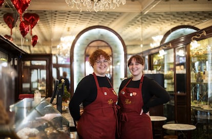 Anna Campos y Judit Servent en la pastelería La Estrella, que cumple 200 años.