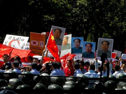 Manifestantes chinos protestan frente a la embajada japonesa de Pekín.