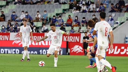 Ceballos trata de dar un pase en el duelo ante Japón.