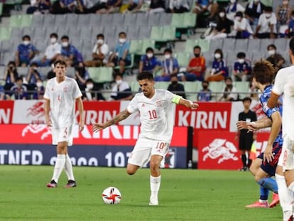 Ceballos trata de dar un pase en el duelo ante Japón.