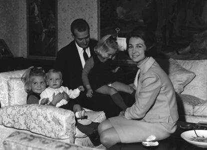 Los hijos van llegando al palacio de la Zarzuela, donde el matrimonio se ha instalado después de la boda. Elena, la mayor, en 1963; después, Cristina, en 1965; y el último, el rey Felipe, en 1968. La Zarzuela, a las afueras de Madrid, será su residencia oficial incluso después de que don Juan Carlos se convirtiera en Rey, rechazando la opción del palacio de Oriente.