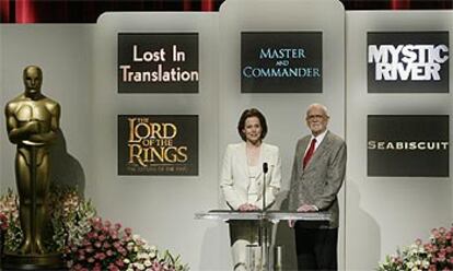 El presidente de la Academia, Frank Pierson, y la actriz Sigourney Weaver presentan las nominaciones a los premios Oscar de 2003.