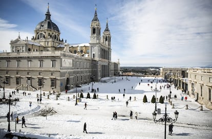 La ciudad de Madrid decidirá en los próximos días si pide el estado de emergencia o zona catastrófica. Es algo que, según el alcalde, José Luis Martínez-Almeida, se está valorando desde el punto de vista jurídico y de cómo evolucione la ciudad. En la imagen, vista general de la catedral de la Almudena.