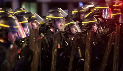 Agentes antidisturbios vigilan a los aficionados en la ciudad francesa de Lille.