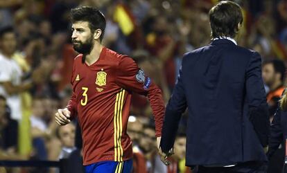 Piqué saluda a Lopetegui tras ser sustituido.