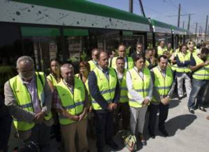 La consejera andaluza de Fomento y Vivienda, Elena Cortés (4i), junto al delegado del gobierno andaluz en Málaga, José Luis Ruiz Espejo (5i) y otras autoridades, guardan un minuto de silencio por el accidente de tren sufrido ayer noche en Santiago de Compostela.