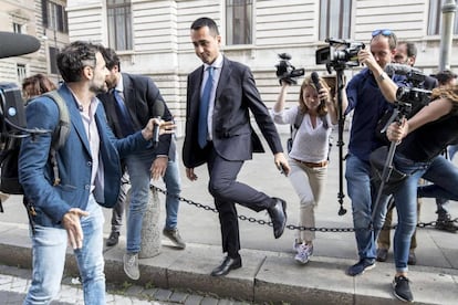 El líder del Movimiento Cinco Estrellas (M5S), Luigi Di Maio, abandona la Cámara Baja en Roma (Italia), este lunes