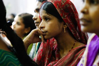 Las trabajadoras sexuales de Kamathipura son explotadas bajo el sistema de karza –deudas de vida– inexistentes e infladas por las redes de tráfico humano. Algunas son traficadas desde otros estados indios o países vecinos como Nepal y Bangladesh.