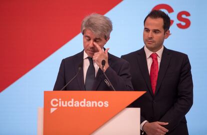 Presentación de Ángel Garrido como nuevo fichaje de Ciudadanos, acompañado de Ignacio Aguado, a la derecha, en la sede del partido en Madrid, el 24 de abril.