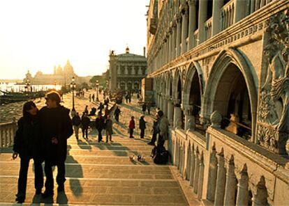Venecia ofrece este octubre, además de una cálida luz otoñal, cuatro grandes exposiciones. Un viaje con vuelos, traslados y cuatro noches de hotel para el puente del Pilar cuesta en torno a los 500 euros por persona.