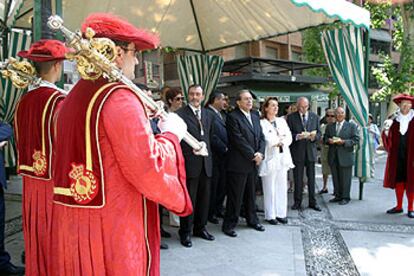 Representantes del Ayuntamiento de Granada, durante la ofrenda ante el monumento a Mariana Pineda.