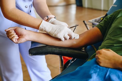 Una persona donando sangre, en una imagen de archivo.