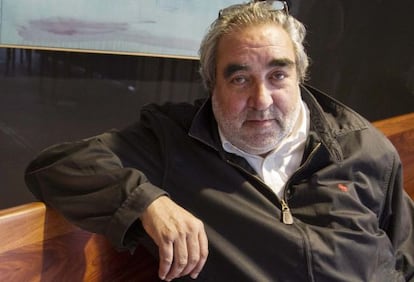 Eduardo Souto de Moura, en Vigo, sentado en un banco diseñado por él.
