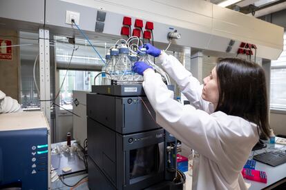 Una investigadora en el laboratorio de Espectometría de Masas LC-MS del Instituto Catalán de Investigación del Agua (ICRA), en Girona.