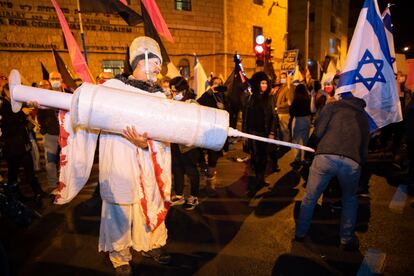 Un manifestante anti Netanyahu con una jeringuilla gigante, el día 9 en Jerusalén.