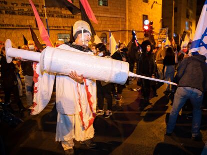 Un manifestante anti Netanyahu con una jeringuilla gigante, el día 9 en Jerusalén.