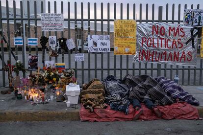 Migrants sleep outside the immigration detention center where 39 migrants died during a fire in Ciudad Juarez, Chihuahua state, Mexico on March 30, 2023