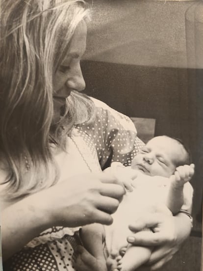 Ángela Bacaicoa, esposa de Héctor Alterio, con la pequeña Malena recién nacida, en 1974.