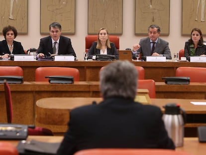 La comisión de nombramientos, durante la comparacencia de De Prada.