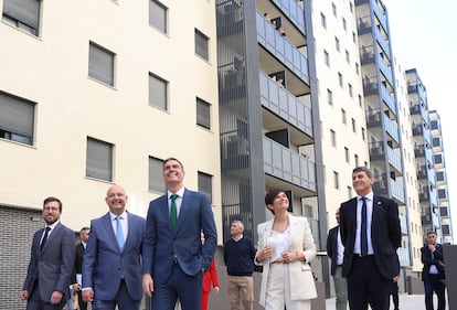 El presidente del Gobierno, Pedro Sánchez (centro), y la ministra de Vivienda, Isabel Rodríguez, visitan junto a otras autoridades una promoción de vivienda protegida, este lunes en Dos Hermanas (Sevilla).