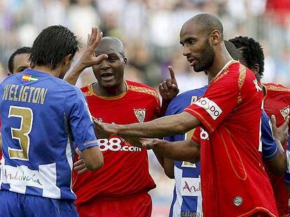 Romaric, en el centro, y Kanouté discuten con Weligton.