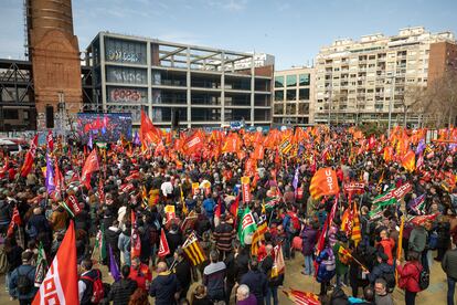 Centenares de personas durante una manifestación, organizada por UGT y CCOO, para la reducción de la jornada laboral, este martes en Barcelona.