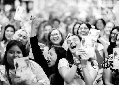 La autora durante la presentación de su nueva novela, 'Amor en juego', en la librería Bookmarks, en Winston-Salem (Carolina del Norte).