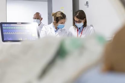 Un equipo médico atiende a un paciente con cáncer.  UNIVERSIDAD DE NAVARRA