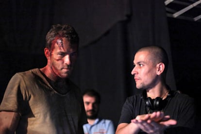 Rodaje de "Buried" de Rodrigo Cortés, una de las películas finalistas a la Mejor Interpretación al Premio Cinematográfico José María Forqué. En la imagen, el actor Ryan Reynolds (i) y el director Rodrigo Cortés.