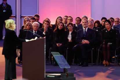 Los Reyes de España participan en el acto de conmemoración del 80 aniversario de la liberación del campo de exterminio nazi de Auschwitz al que asisten cerca de 60 jefes de Estado, de Gobierno, ministros y diplomáticos, este lunes en Auswichtz-Birkenau (Polonia). 
