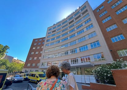 Dos mujeres, en la entrada del hospital Fundación Jiménez Díaz, en el oeste de Madrid.