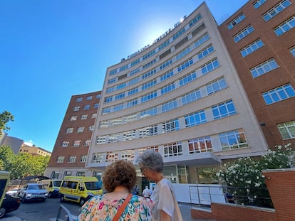 Dos mujeres, en la entrada del hospital Fundación Jiménez Díaz, en el oeste de Madrid.