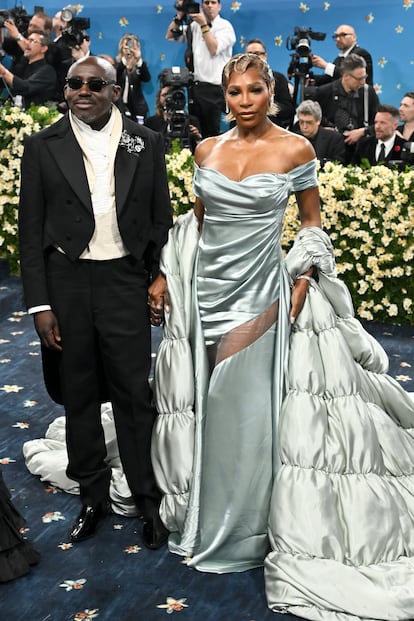 Drapeli, şeffaf ve saten görünümlü bir Moncler elbise giyen tenisçi Serena Williams, British Vogue'un sanat yönetmeni ve eski editörü Edward Enninful ile poz verdi.