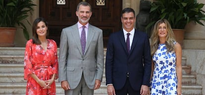 Los Reyes junto a Pedro Sánchez y su esposa, Begoña Gómez.